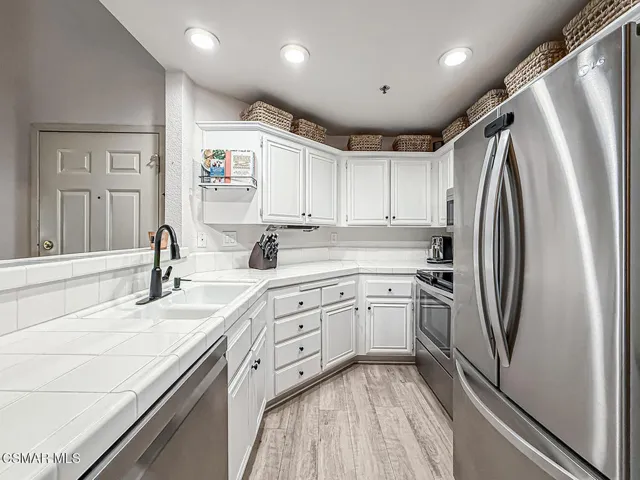 bLiving Dining and Kitchen8
