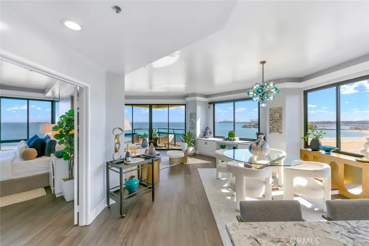 270  degrees of panoramic ocean view that will make you think you have checked in to 4 Seasons in Hawaii.