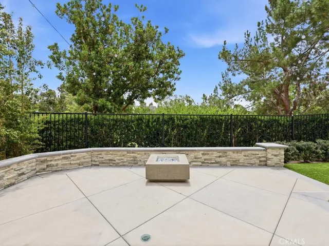 Seating wall, gas firepit