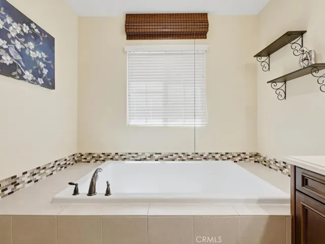 Soaking tub