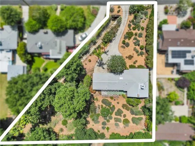PROPERTY LINES ARE APPROXIMATE.