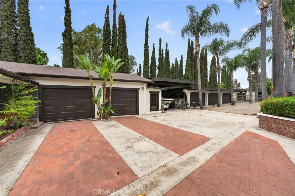 10 car Garage with Garage Pit plus 2 carports