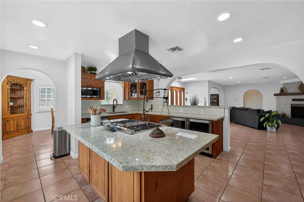 Bright Functional Kitchen Layout