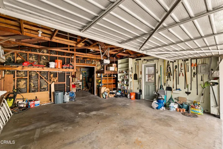 18-Garage interior