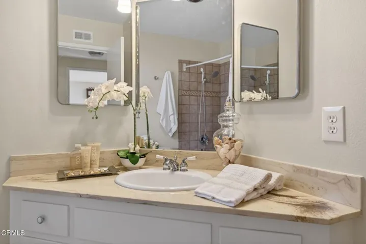 70-web-or-mls-UpmarketMedia-2548Uki-061