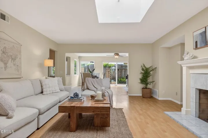 8-web-or-mls-UpmarketMedia-2548Uki-077
