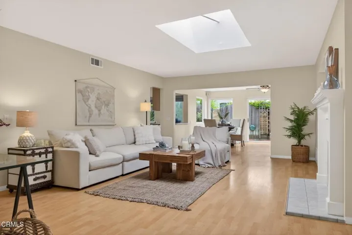 7-web-or-mls-UpmarketMedia-2548Uki-074