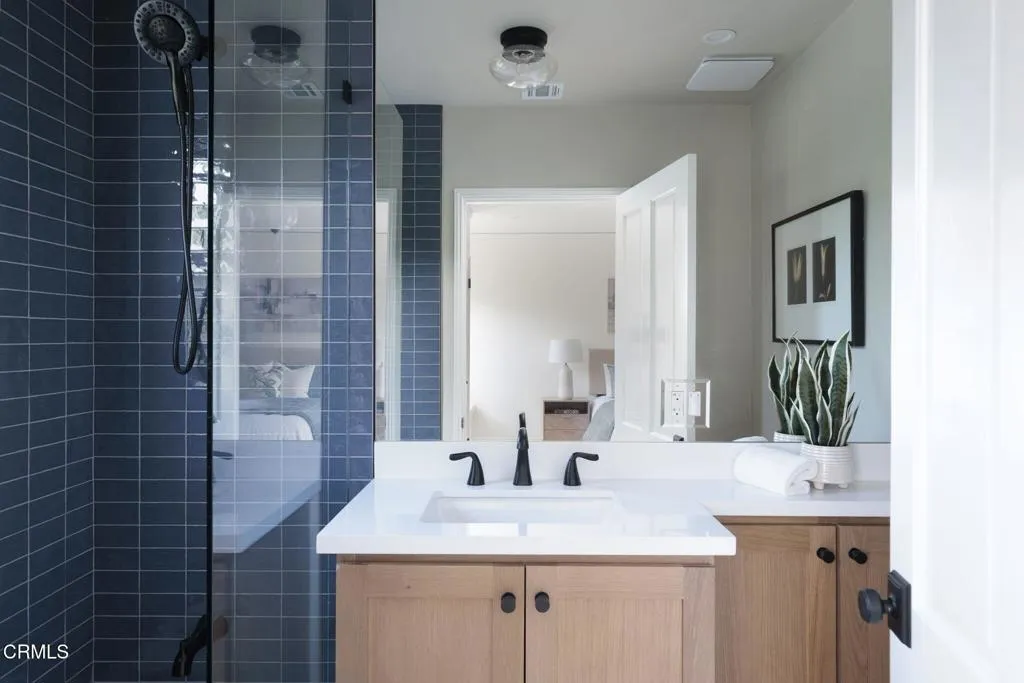 37-web-or-mls-2185 N Roosevelt Ave by Pi