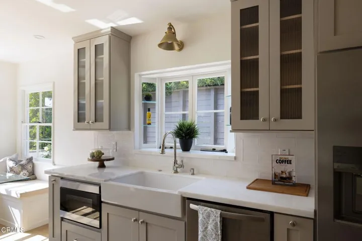 23-web-or-mls-2185 N Roosevelt Ave by Pi