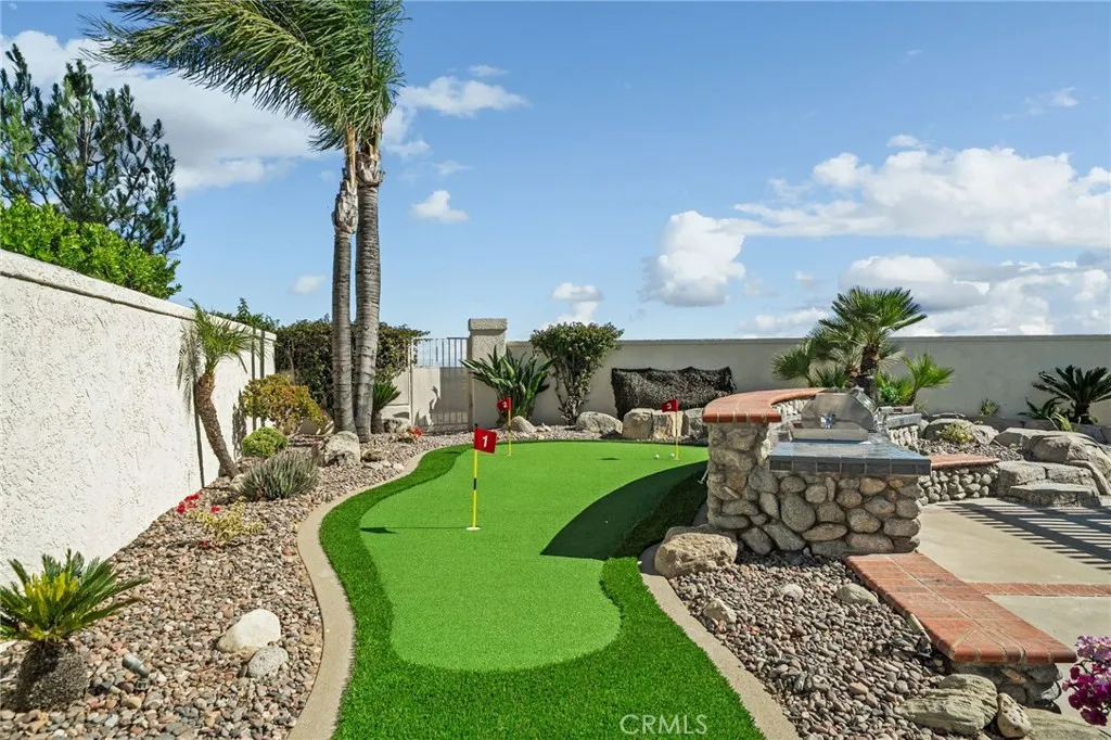 private putting green