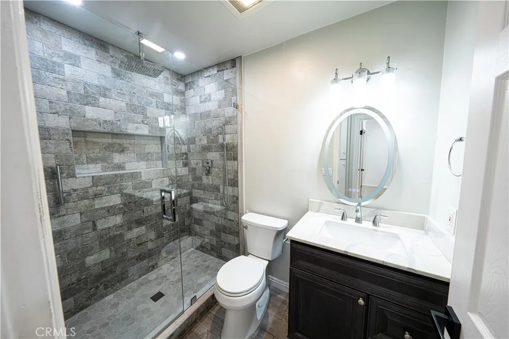 Full Bath in Hallway