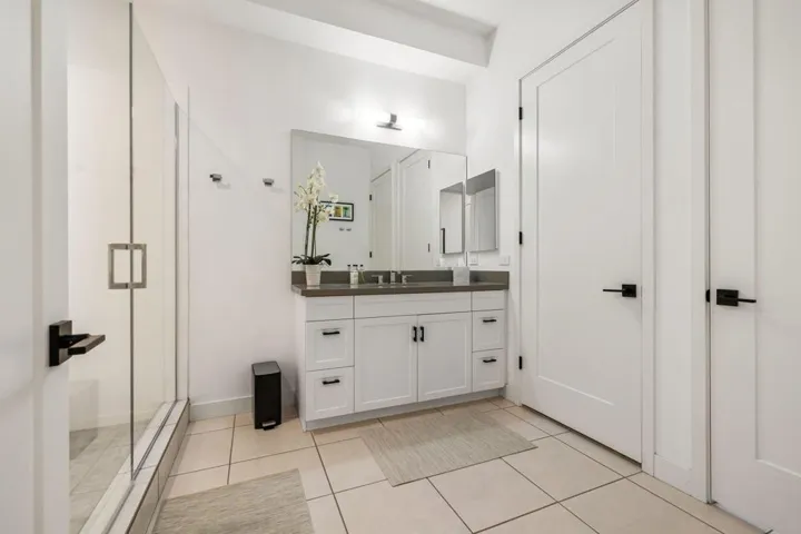 Bedroom 2 en suite bathroom