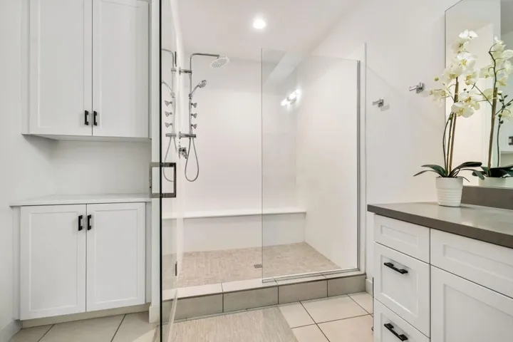 Bedroom 2 en suite bathroom