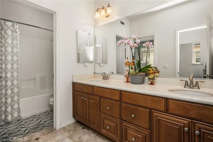 Jack'n'Jill Full Bathroom.