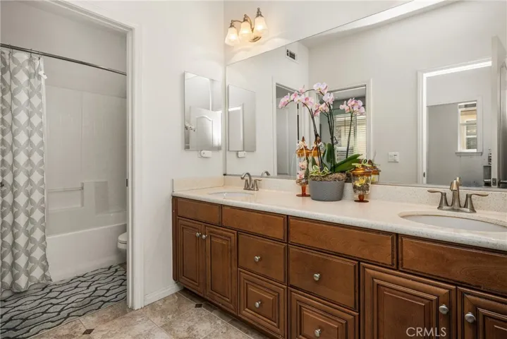 Jack'n'Jill Full Bathroom.