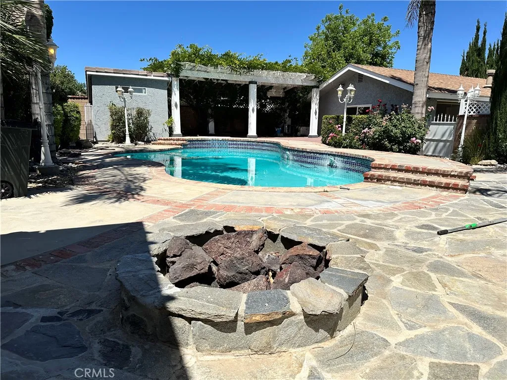 Gas fire pit