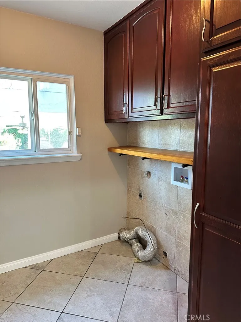 Big laundry room with lots of cabinets