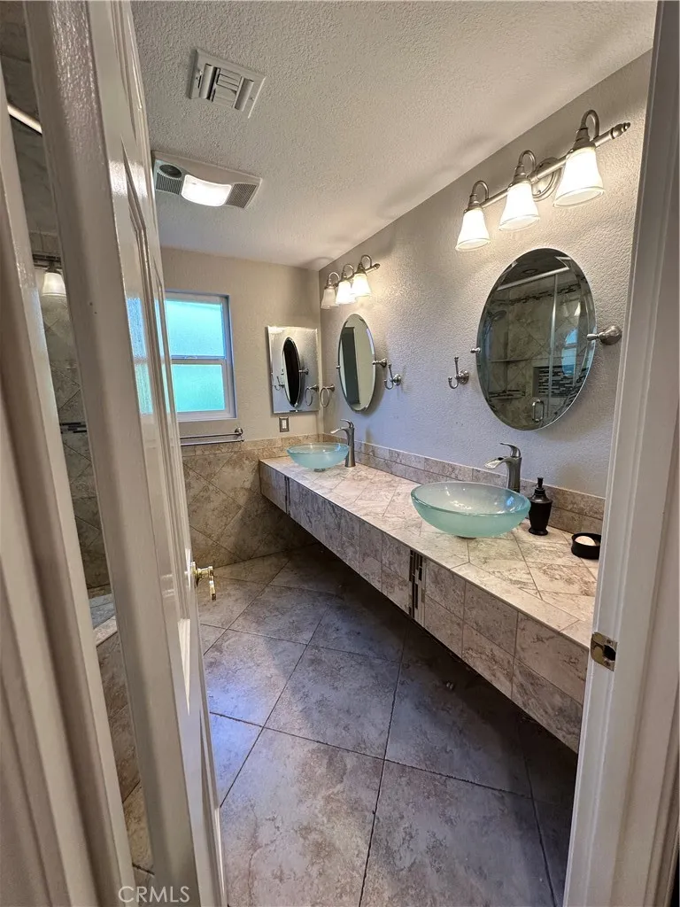 Dual sinks-Hall bath