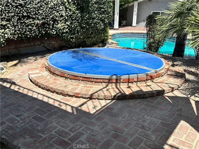 In-ground jacuzzi