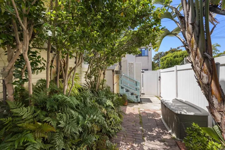 Exterior enclosed side yard