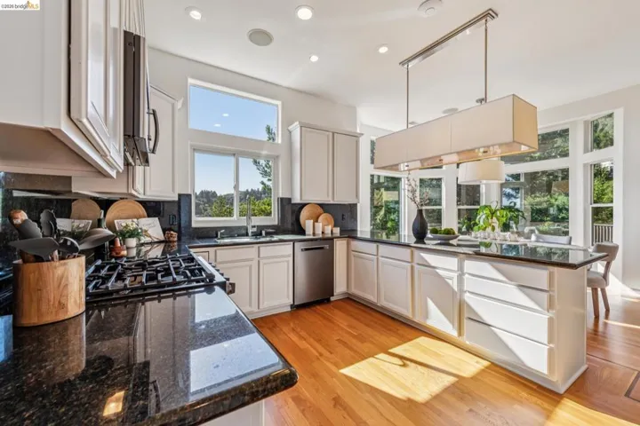 35 Bay Forest Ct, Oakland, California 94611