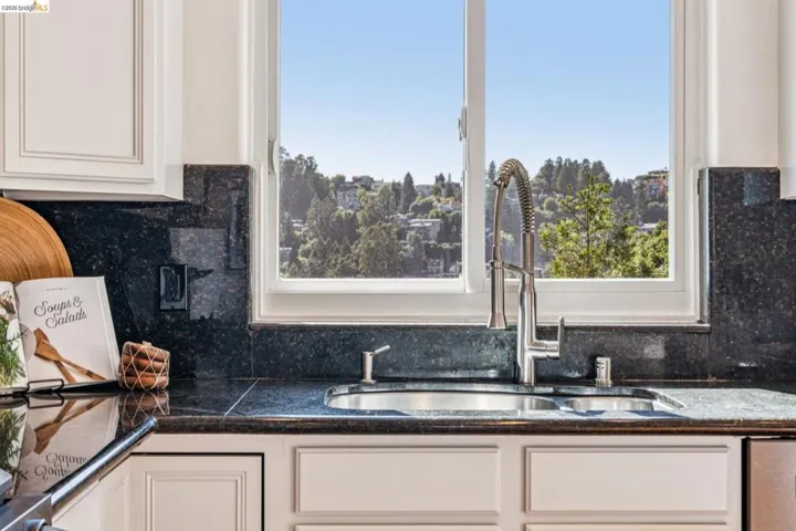 35 Bay Forest Ct, Oakland, California 94611