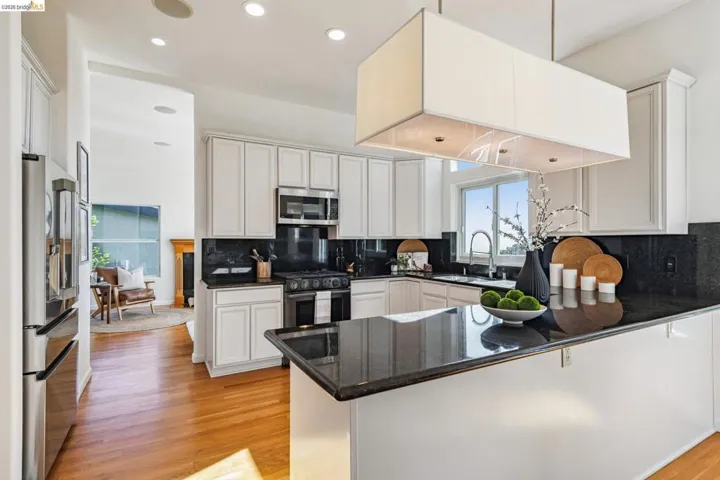 35 Bay Forest Ct, Oakland, California 94611