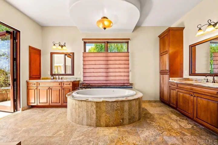 7133 Obelisco Circle, Carlsbad, California 92009