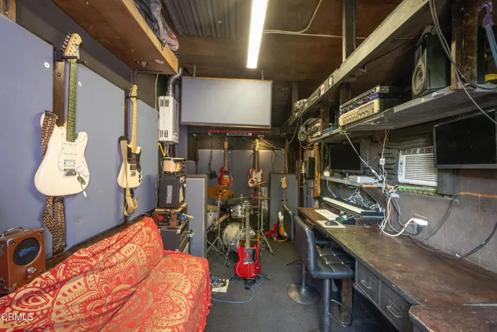 27-Studio