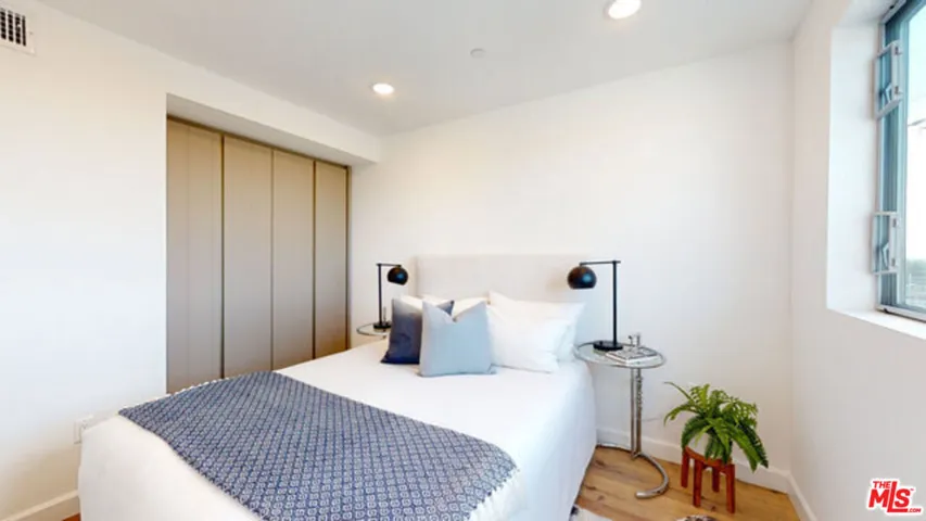 1143 Glenville Drive 302, Los Angeles, California 90035