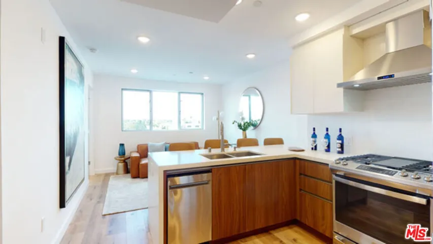 1143 Glenville Drive 302, Los Angeles, California 90035