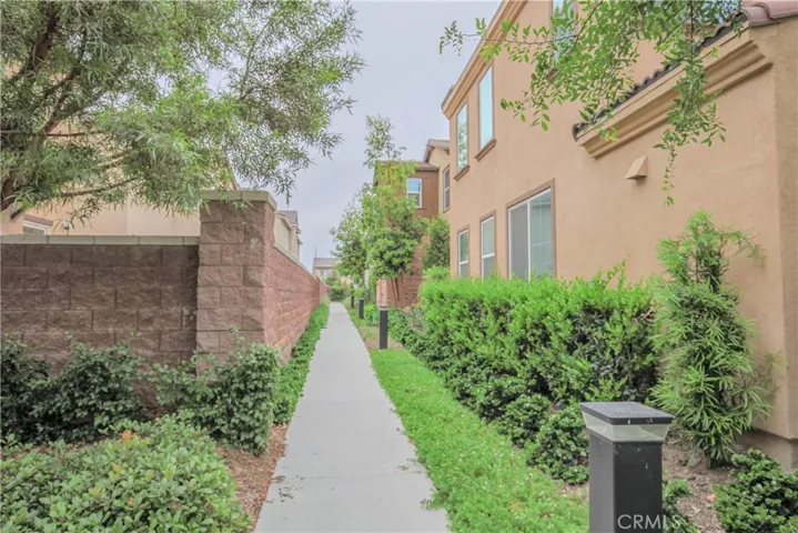 Walkway from street