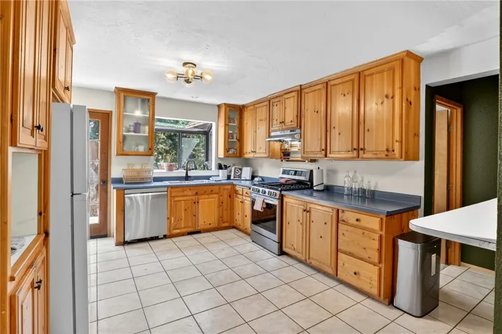 336 Lovers, Cedarpines Park, California 92322