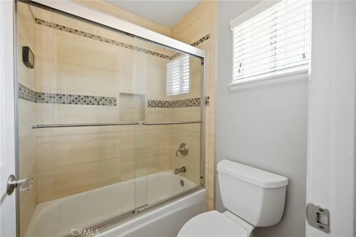 Upper level jack n jill bath