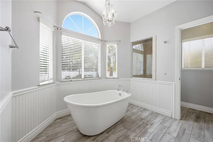 Upper level main bathroom
