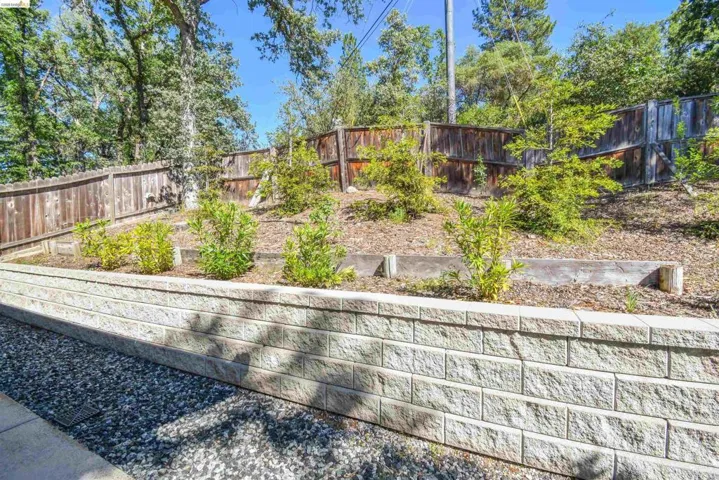 Segmented retaining wall supporting a landscaped incline