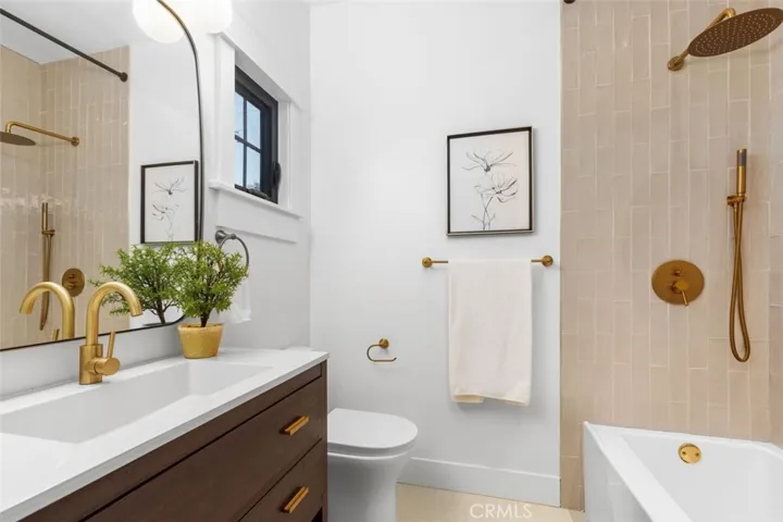Bed 1 En-Suite Restroom