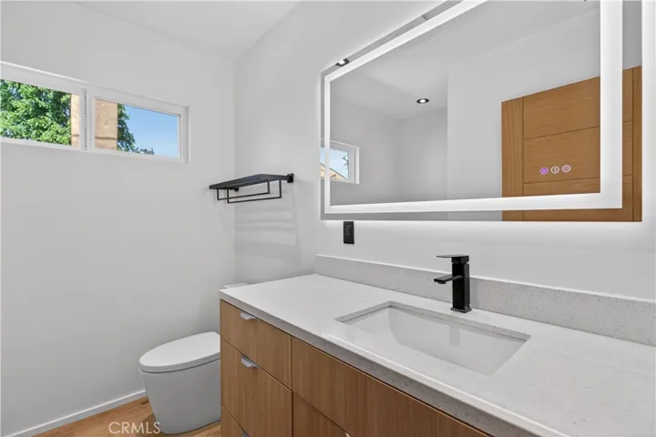 1713 W Alameda Avenue, Burbank, California 91506