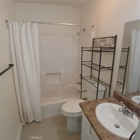 BATHROOM & SHOWER/TUB