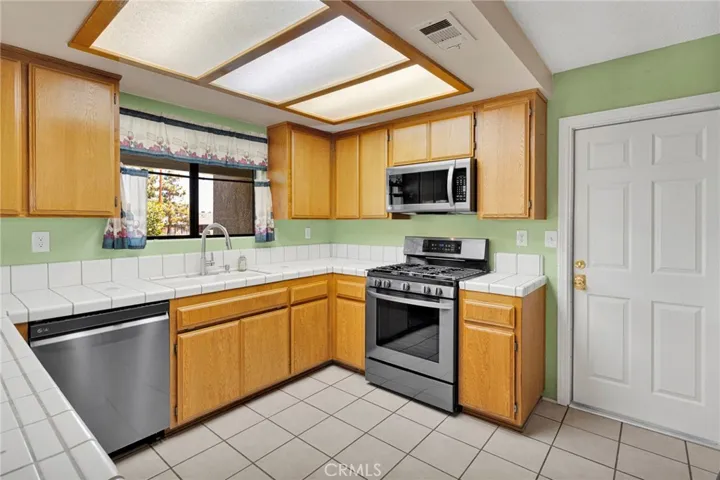 15185 Orange, Hesperia, California 92345