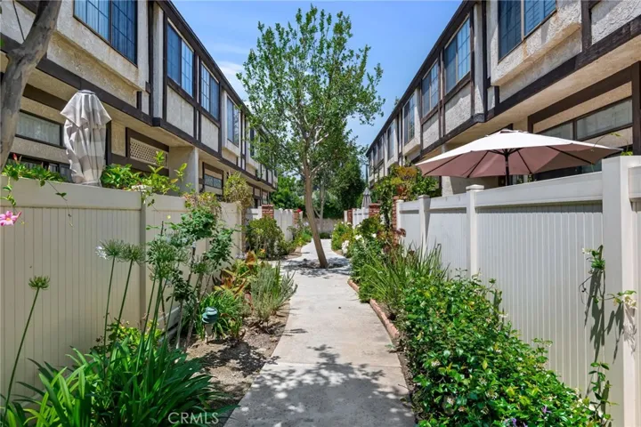 20737 Roscoe Boulevard 703, Winnetka, California 91306