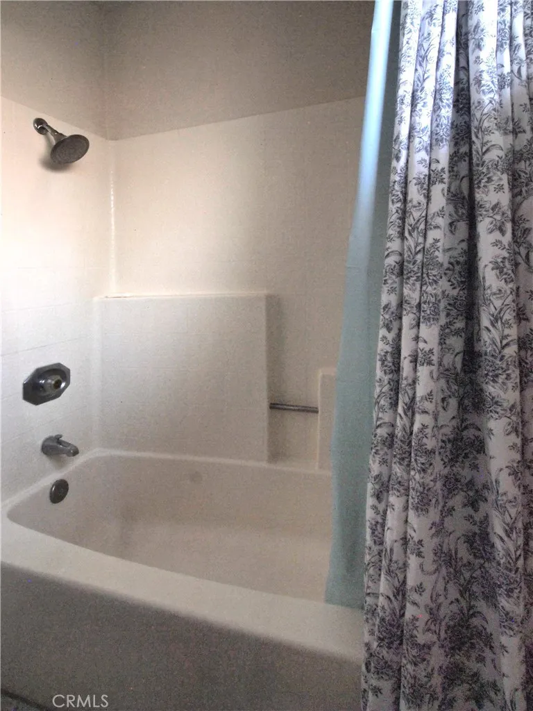HALLWAY FULL BATHROOM