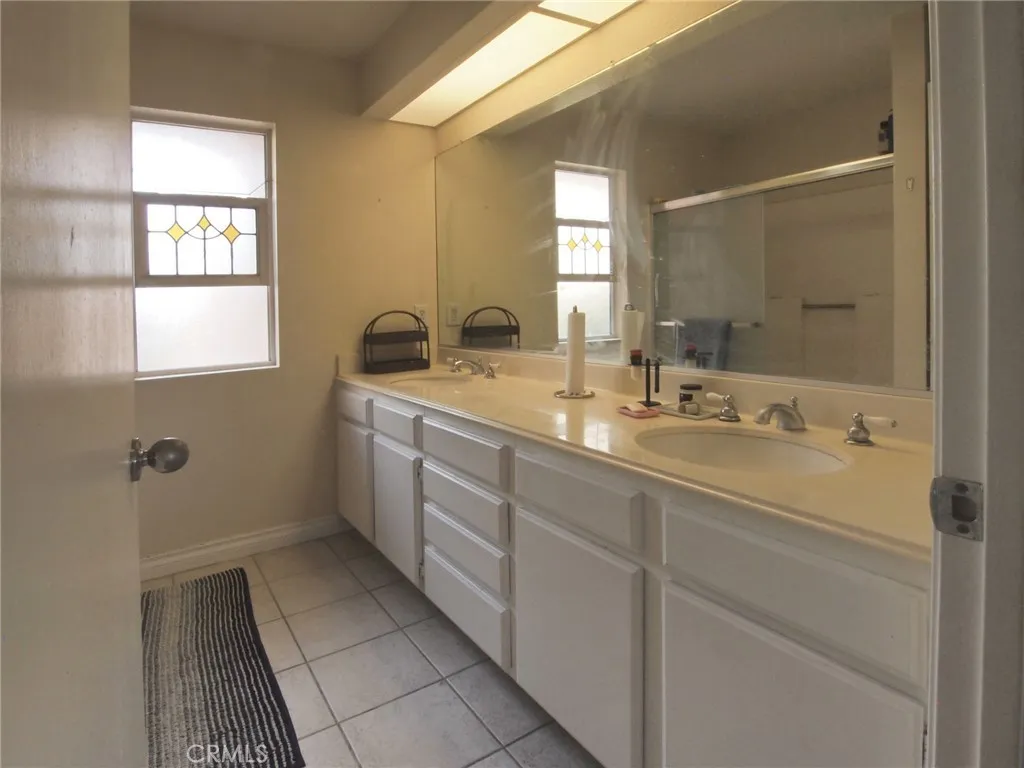 MASTER BEDROOM BATHROOM EN SUITE
