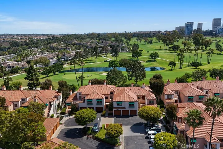 PRIME LOCATION OVERLOOKING GOLF COURSE TO FASHION ISLAND