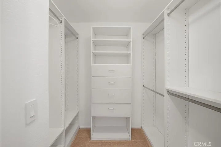 WALK-IN CLOSET