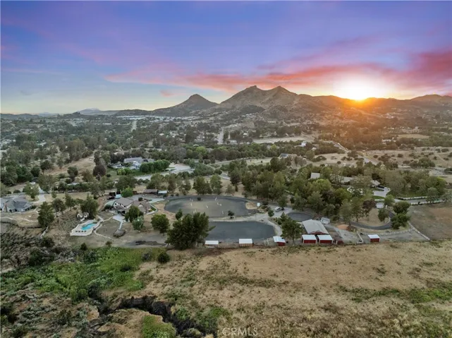 Virtually enhanced twilight photography used in select images. Colors, lighting, and sky may be digitally modified for presentation purposes.