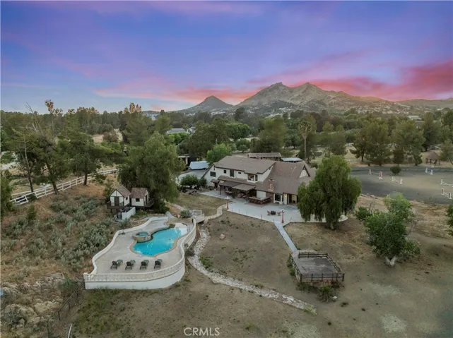Virtually enhanced twilight photography used in select images. Colors, lighting, and sky may be digitally modified for presentation purposes.