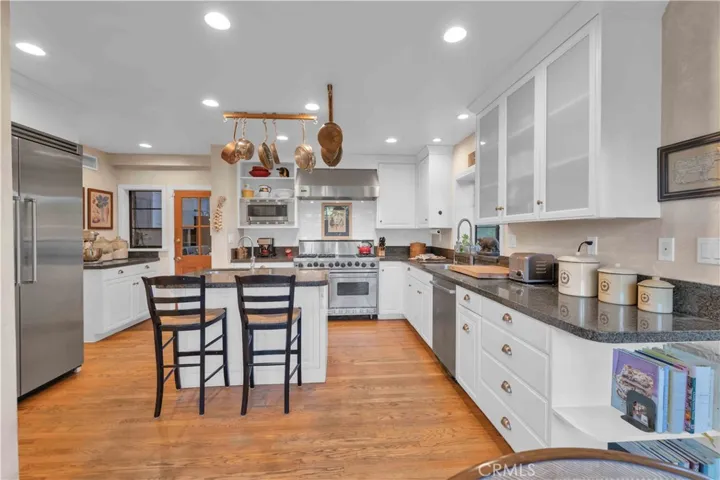 Kitchen w/ Viking Appliances, Island & Breakfast Nook