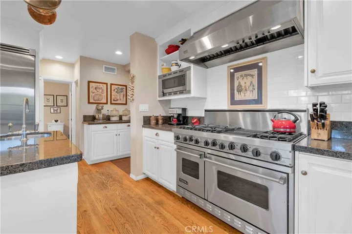Kitchen w/ Viking Appliances, Island & Breakfast Nook