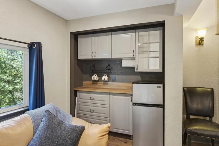 21477 Old Mine Road, Los Gatos, California 95033